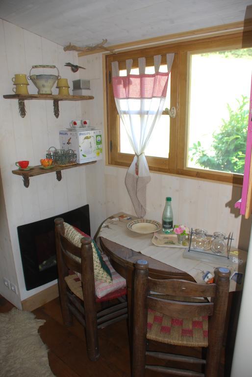 Maison D'Hotes Ainsi Soie T-Il Combovin Zimmer foto